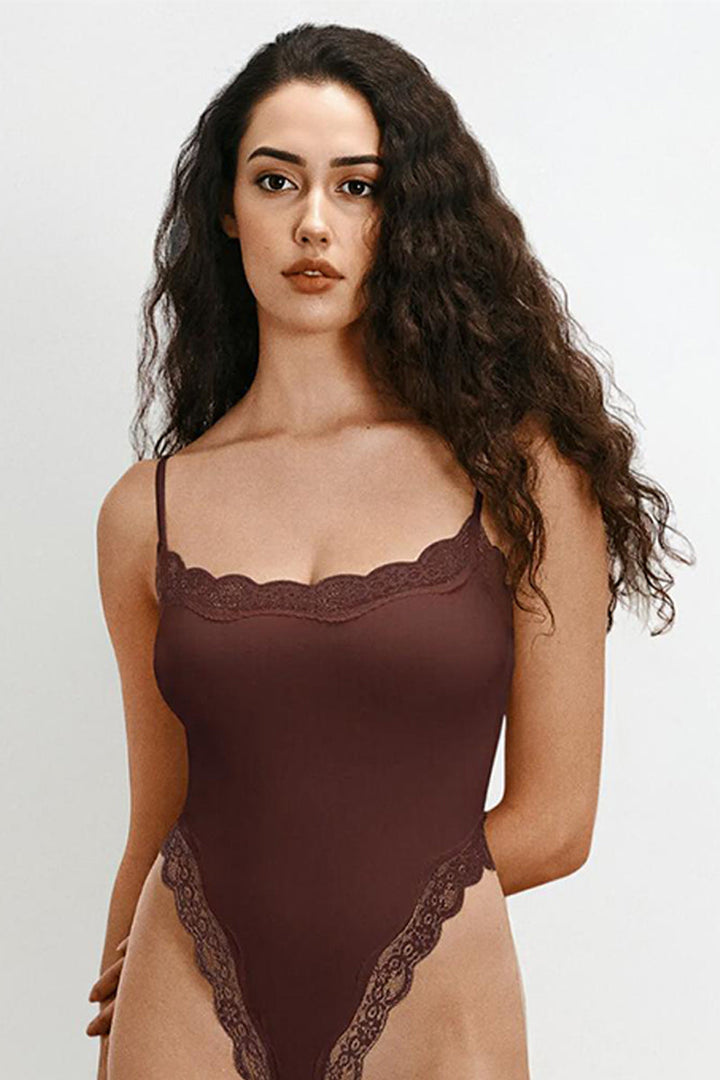 Sexy einfarbiger Stretch-Bodysuit mit Spaghettiträgern und Spitzenbesatz