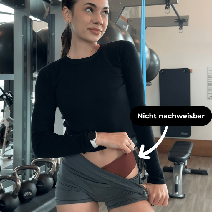 Unsichtbarer String mit Kamelzehe und hoher Leibhöhe