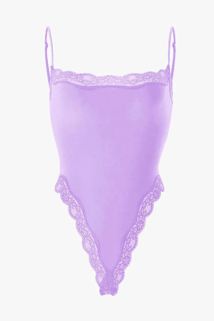 Sexy einfarbiger Stretch-Bodysuit mit Spaghettiträgern und Spitzenbesatz