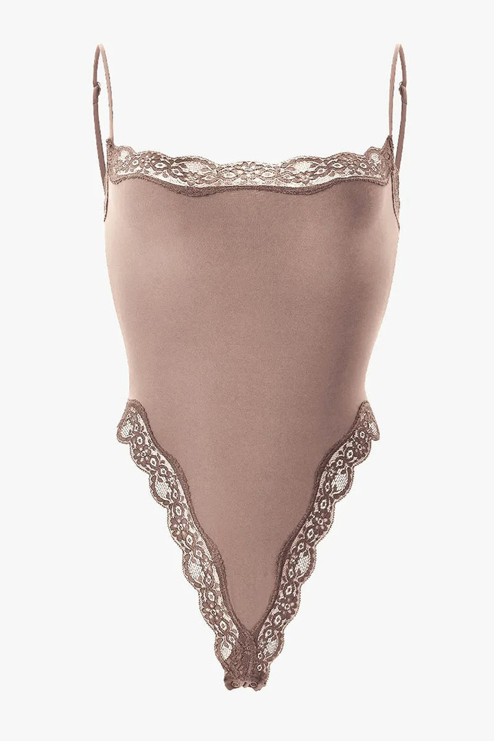 Sexy einfarbiger Stretch-Bodysuit mit Spaghettiträgern und Spitzenbesatz
