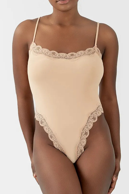 Sexy einfarbiger Stretch-Bodysuit mit Spaghettiträgern und Spitzenbesatz